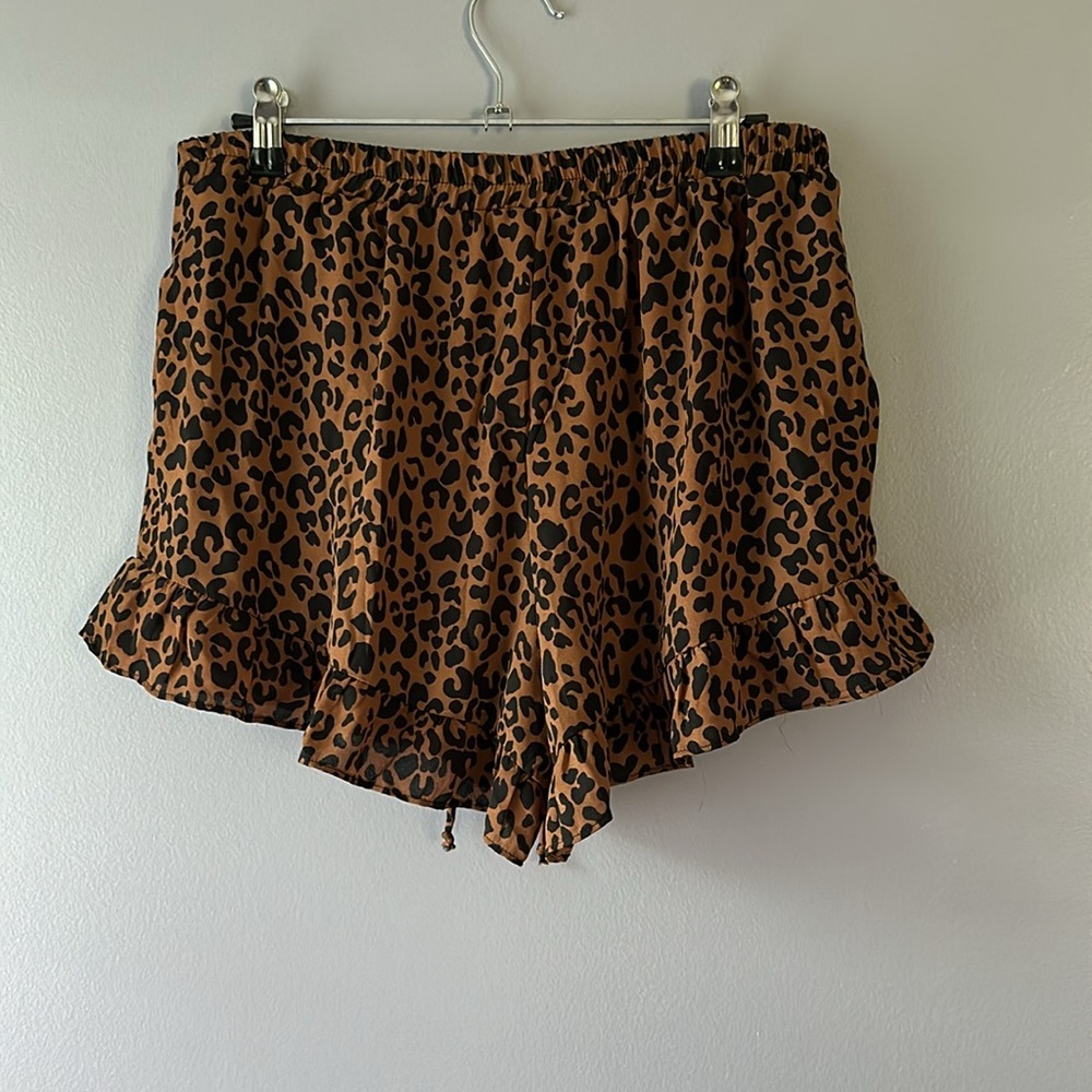 Cheetah print shorts with frilly bottom - Picture 5 of 5